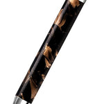 Bolígrafo Dartmoor Scribbler sobre fondo blanco, resina jaspeada marrón y negra con detalles plateados