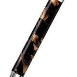 Bolígrafo Dartmoor Scribbler sobre fondo blanco, resina jaspeada marrón y negra con detalles plateados