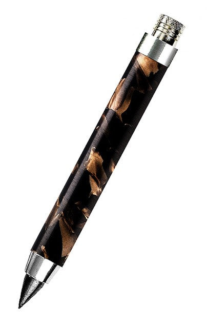 Bolígrafo Dartmoor Scribbler sobre fondo blanco, resina jaspeada marrón y negra con detalles plateados
